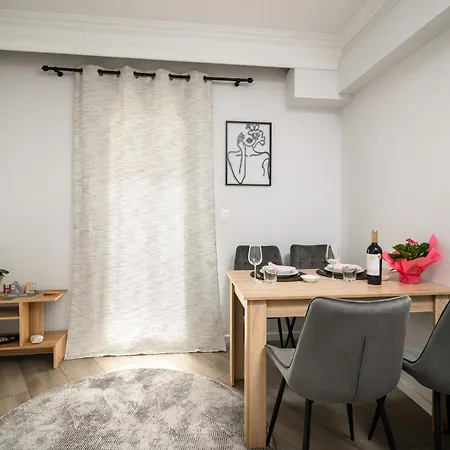 Lakeside Apartment *